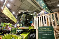 La moissonneuse batteuse sur le stand des coulisses des céréales