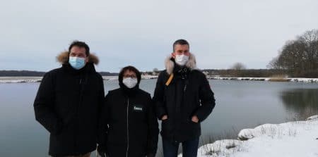 Christiane Lambert et Eric Frétillère devant la retenue d'eau de S Méry