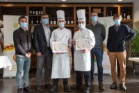 Le jury entoure le binôme de l'Institut Paul Bocuse gagnant le prix des internautes